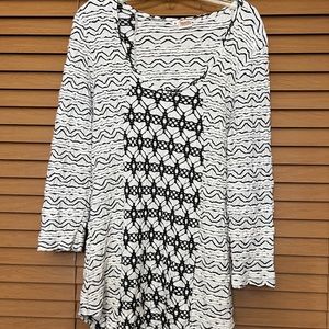 Tianello | Textured Top Stretch Tunic Vneck black cream size medium white/black